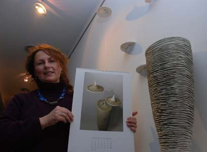 Nežika Novak mit dem Kunstkalender 2008 bei der Ausstellung  Aus der Tiefe